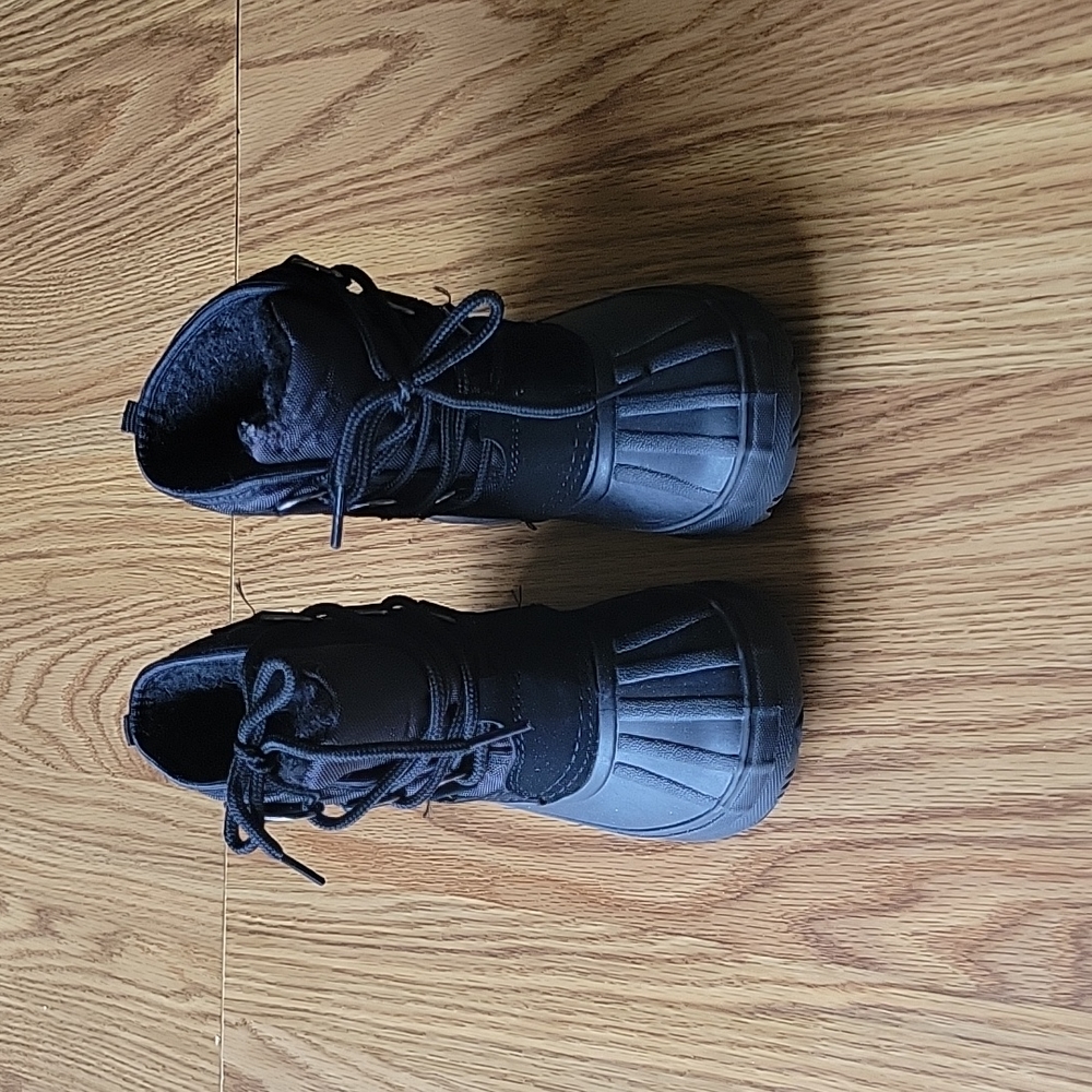 Snowtec girl boots size 7 color black